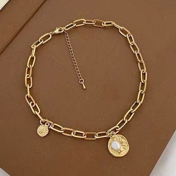 Gold layered necklace with charm, gold necklace with pearl, gold choker - Picture 5 of 5